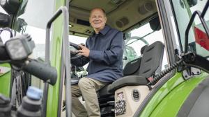 След като разгледа обстойно селскостопанските машини в земеделски кооператив германският