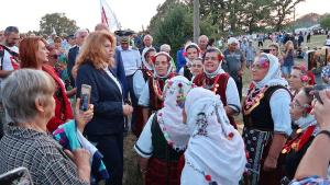 Вицепрезидентът Илияна Йотова почете в местността Петрова нива заедно със