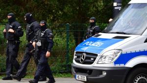 Полицията в Берлин съобщи че нейни служители са застреляли мъж