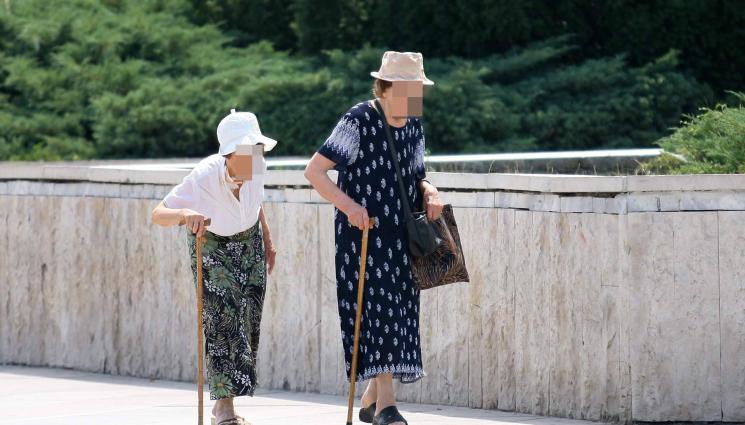 Пенсионери - УЖАСЯВАЩАТА РЕАЛНОСТ: 300 000 пенсионери живеят на ръба, препитават се с 600 лева месечно