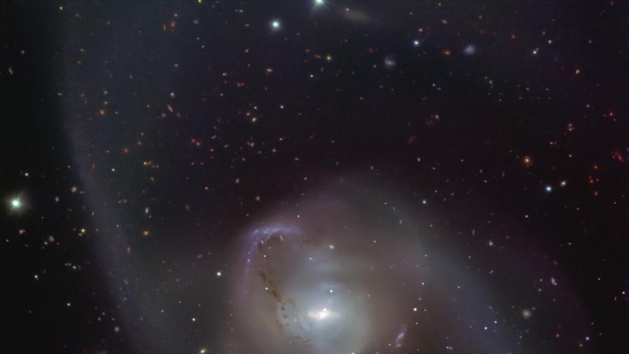 Телескоп засне сливащи се галактики