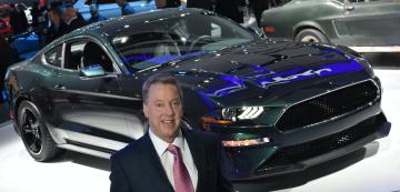 <p>Бил Форд с настоящото поколение Ford Mustang. Скоро ще се сбогуваме и с него.</p>