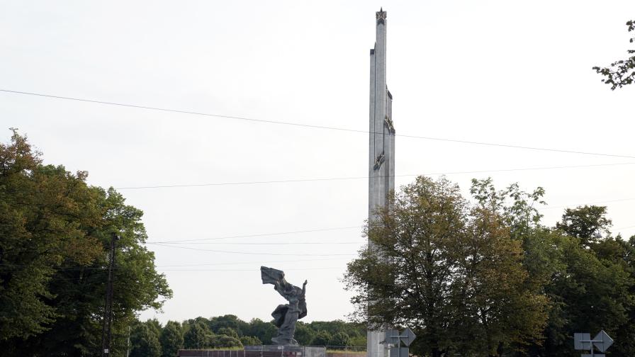 Латвия започна да демонтира паметника на съветската победа над нацистка Германия