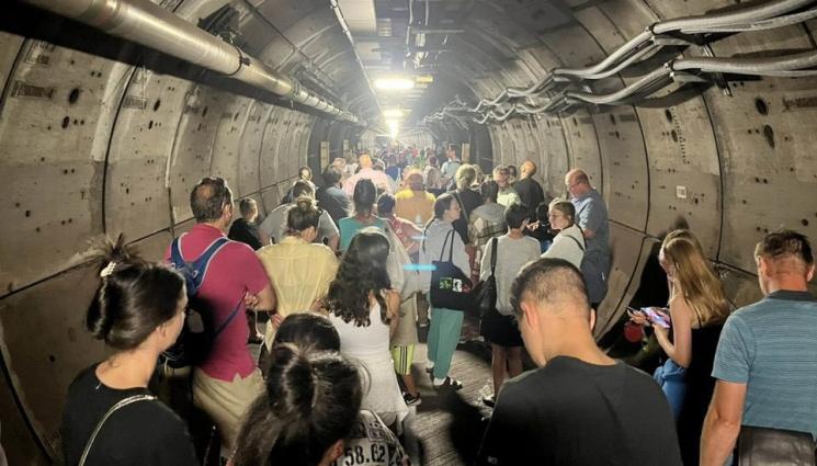 а - КАТО В АПОКАЛИПТИЧЕН ФИЛМ: Десетки пътници блокирани с часове в тунела под Ламанша (ВИДЕО и СНИМКИ)