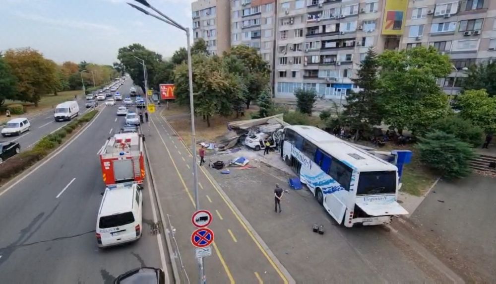 Двама загинали полицаи след гонка между автобус с мигранти и патрулка в Бургас