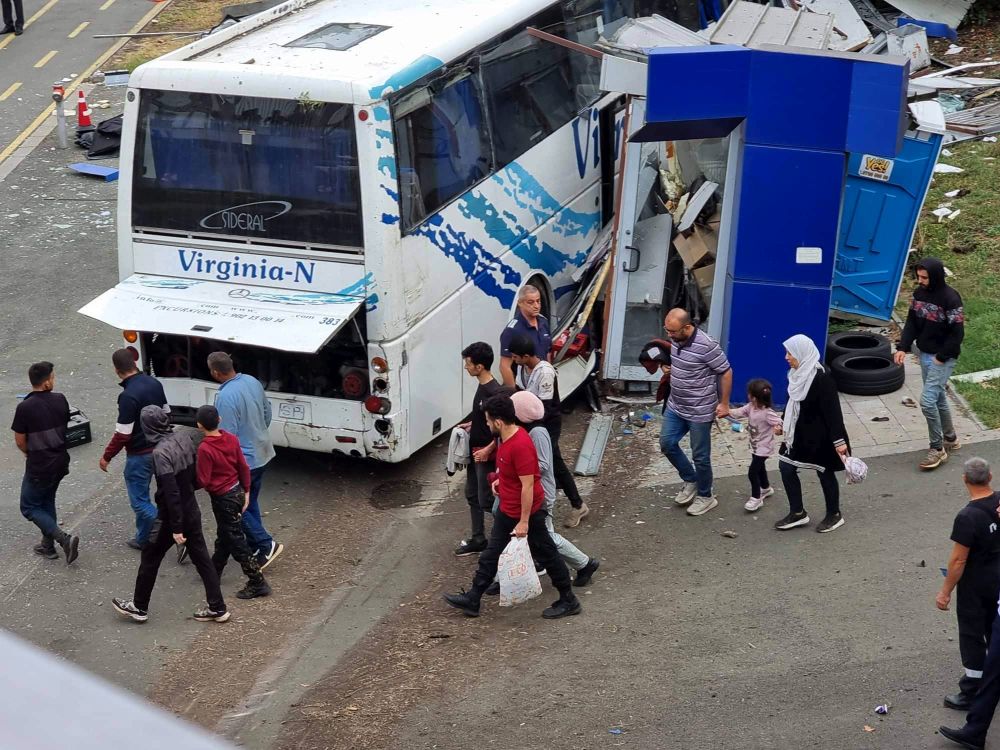 Двама загинали полицаи след гонка между автобус с мигранти и патрулка в Бургас