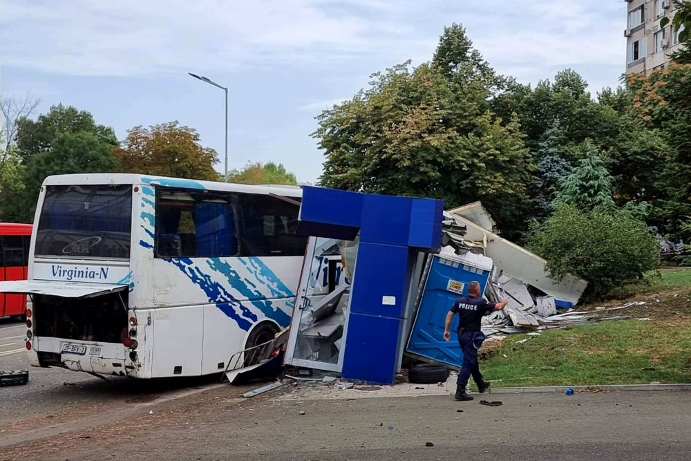Двама загинали полицаи след гонка между автобус с мигранти и патрулка в Бургас