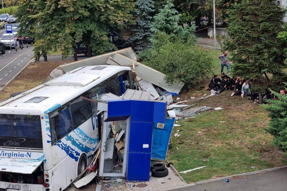 Двама загинали полицаи след гонка между автобус с мигранти и патрулка в Бургас