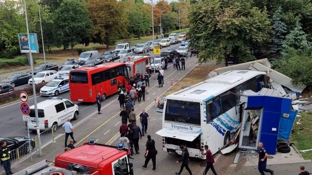 След гонката между автобус с мигранти и полицията в Бургас (ГАЛЕРИЯ)