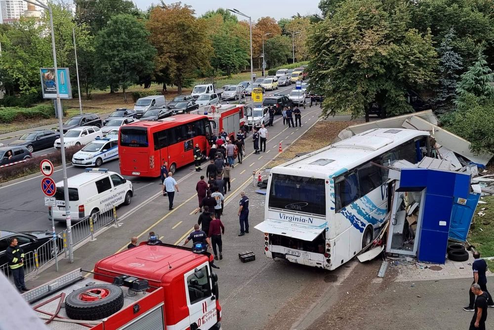 Двама загинали полицаи след гонка между автобус с мигранти и патрулка в Бургас