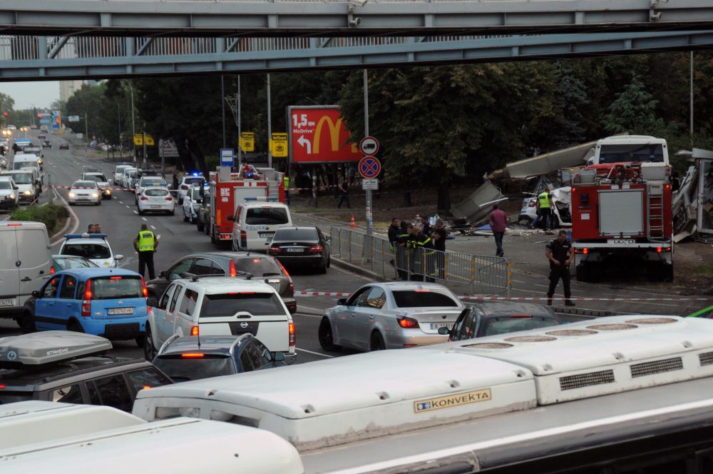 Двама загинали полицаи след гонка между автобус с мигранти и патрулка в Бургас