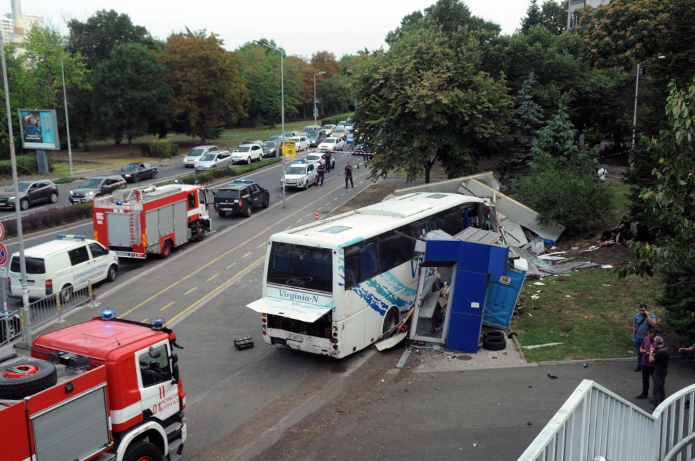 Двама загинали полицаи след гонка между автобус с мигранти