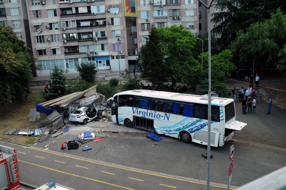 Двама загинали полицаи след гонка между автобус с мигранти и патрулка в Бургас