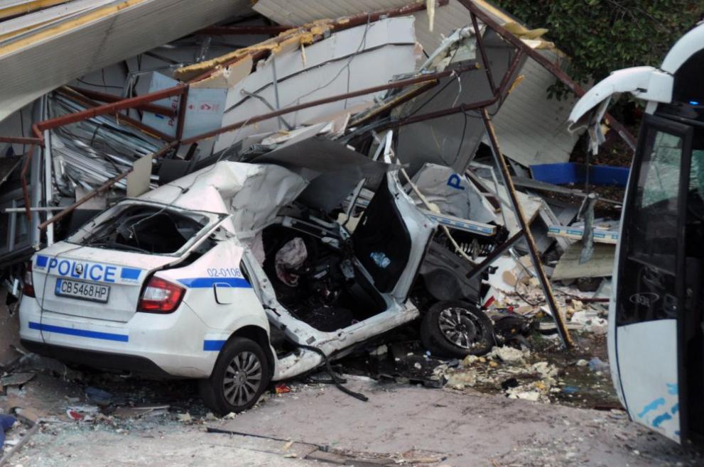  Двама починали служители на реда след гонка сред рейс с мигранти 