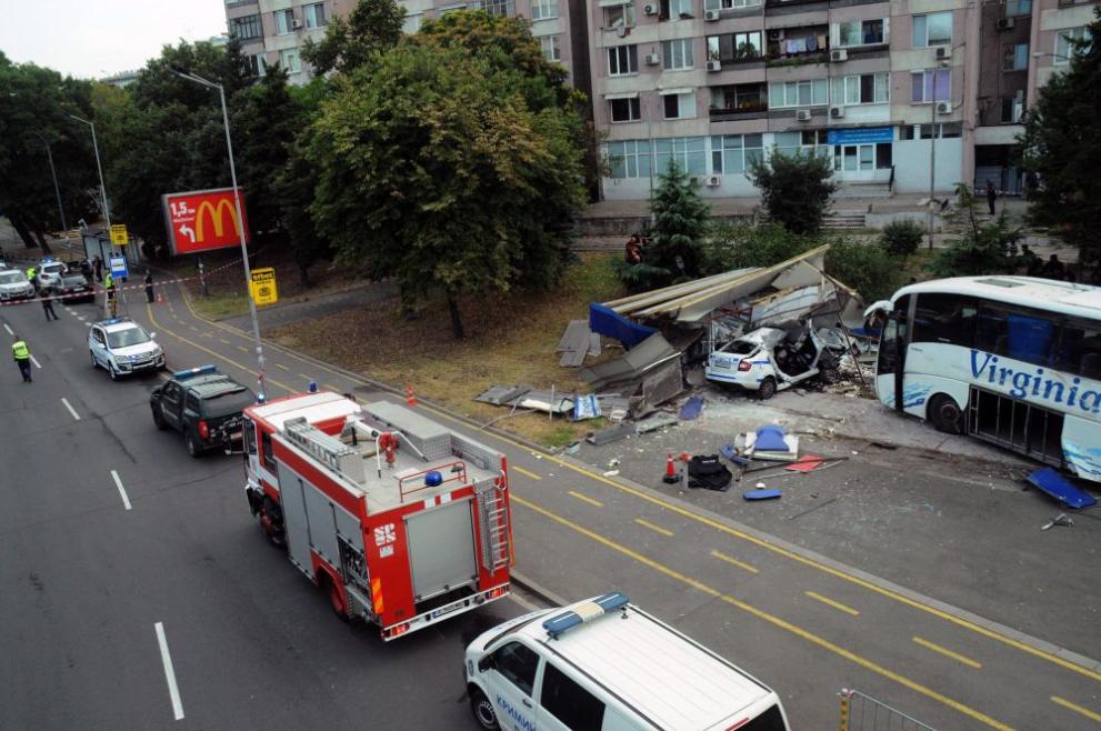  Двама починали служители на реда след гонка сред рейс с мигранти 