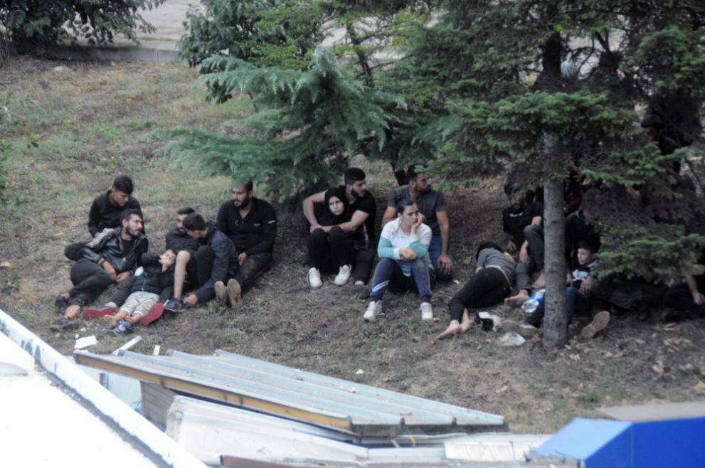  Двама починали служители на реда след гонка сред рейс с мигранти 