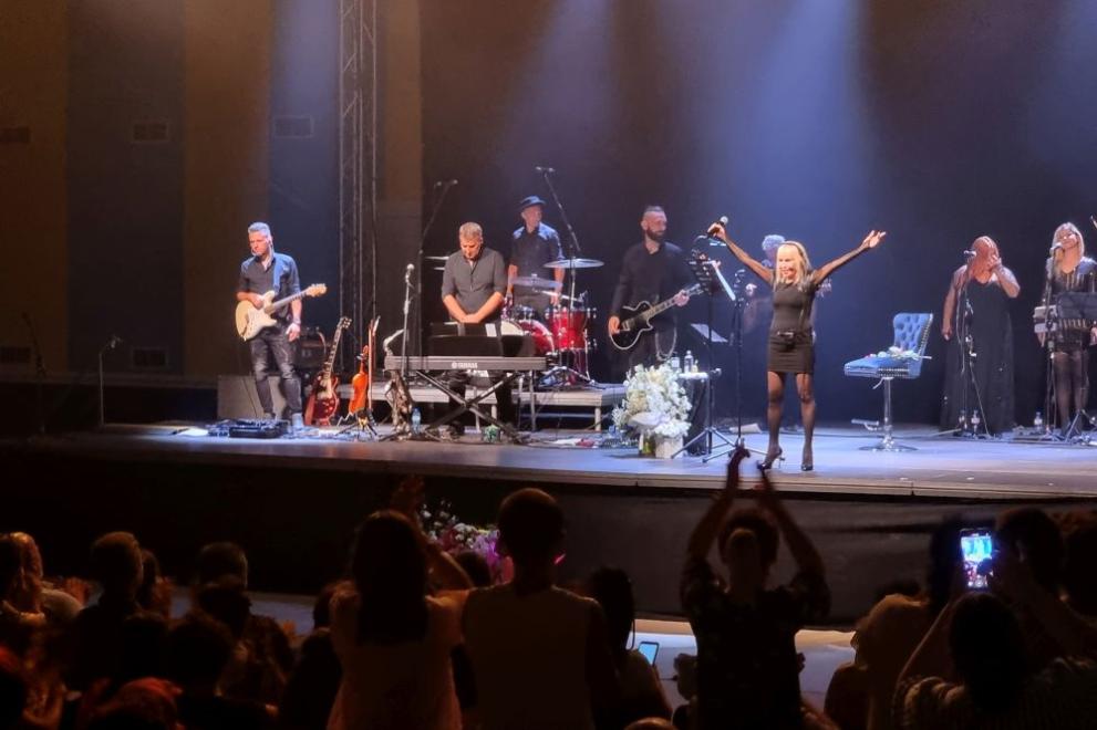 С нестихващи аплодисменти и възгласи Браво, Лили пазарджишката публика посрещна