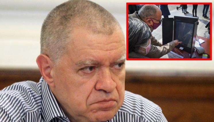 a - Проф. Михаил Константинов пред