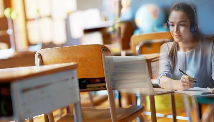 помощи ученици - От догодина в Дигиталната раница: Дават безплатен достъп до учебниците от 8 до 12 клас