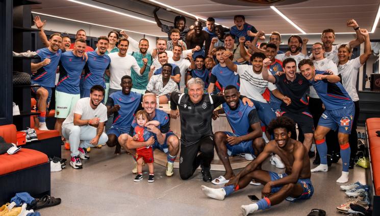 Федерер Базел - Федерер празнува с Базел в съблекалнята, 300 бири поръчани за швейцарските футболисти след успеха над ЦСКА