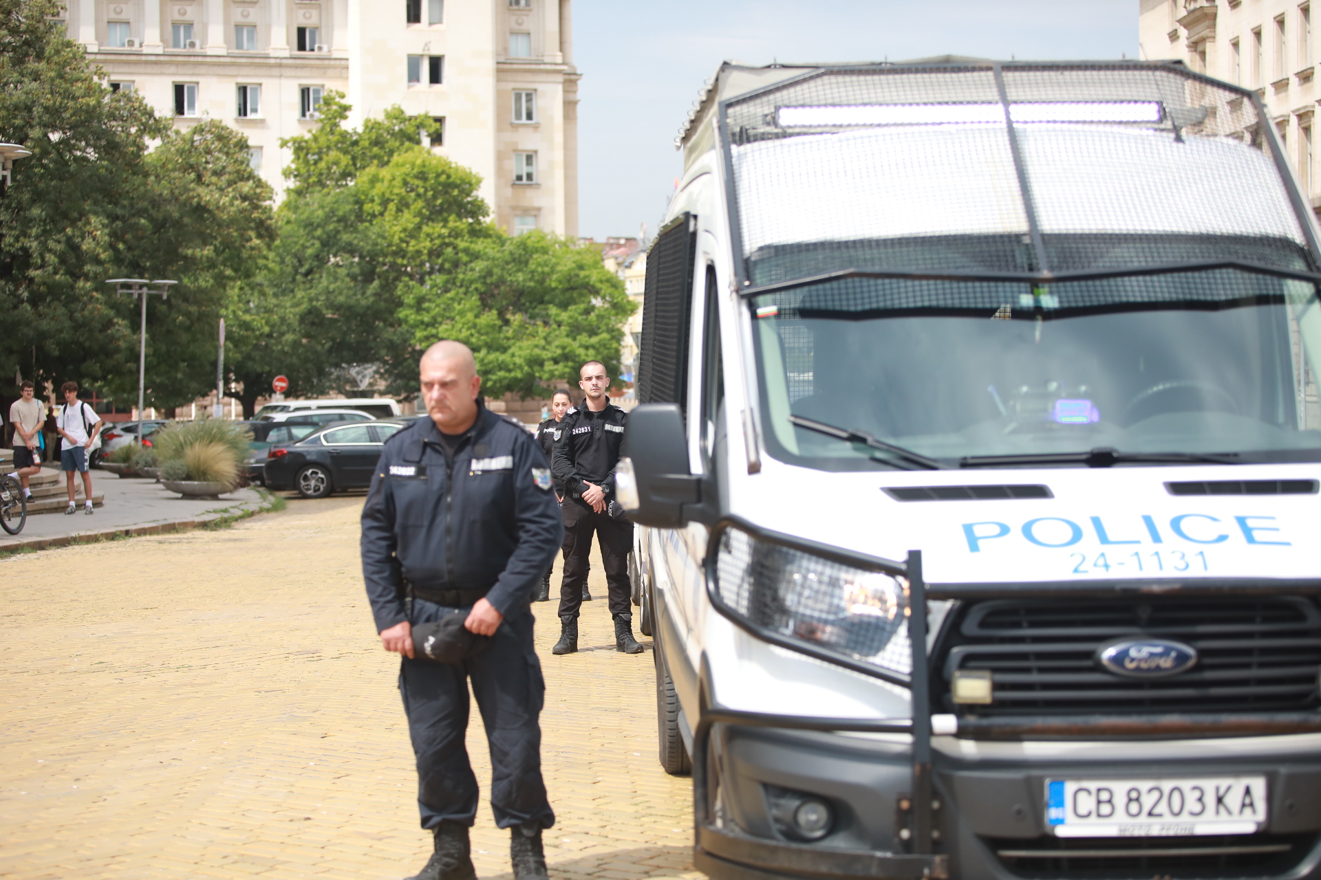 <p>Точно в 13:00 часа служителите на МВР в цялата страна почетоха с едноминутно мълчание паметта на загиналите полицаи и Атанас Градев и Йордан Илиев. Пред сградите на Българската народна банка и Столичната пожарна екипи на МВР застанаха мирно до автомобилите си и включиха звукови и сигнални сирени в знак на почит.</p>