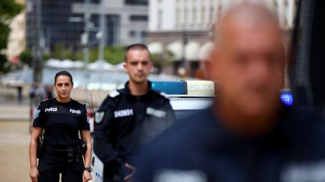 Шапки долу: Служителите на МВР почетоха паметта на загиналите бургаски полицаи (СНИМКИ)
