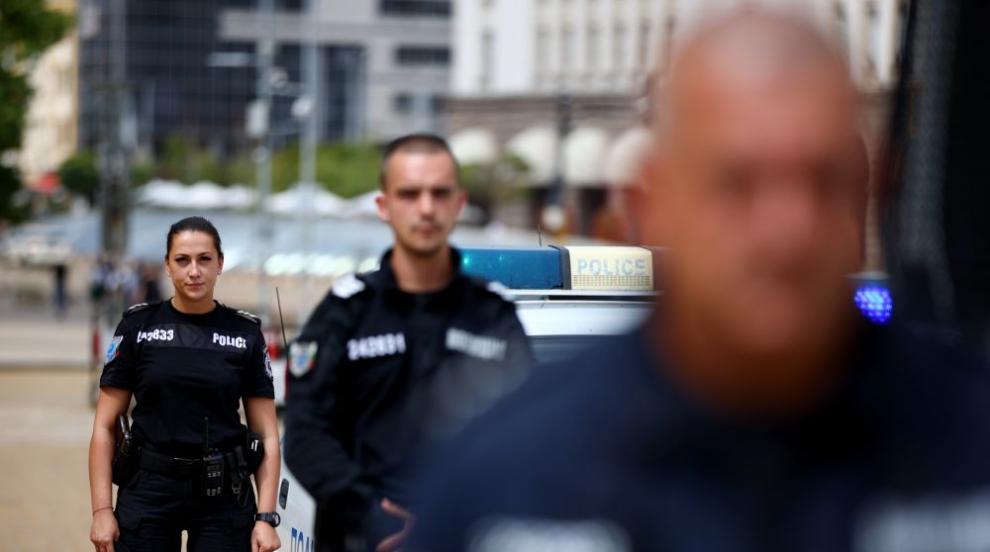 Шапки долу: Служителите на МВР почетоха паметта на загиналите бургаски полицаи (СНИМКИ)