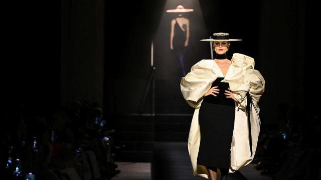 Ева Херцигова - модната икона на 90-те, която никога не е напускала света на модата