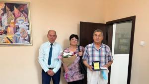 Заместник кметът по хуманитарни дейности в Асеновград инженер Петър Петров връчи