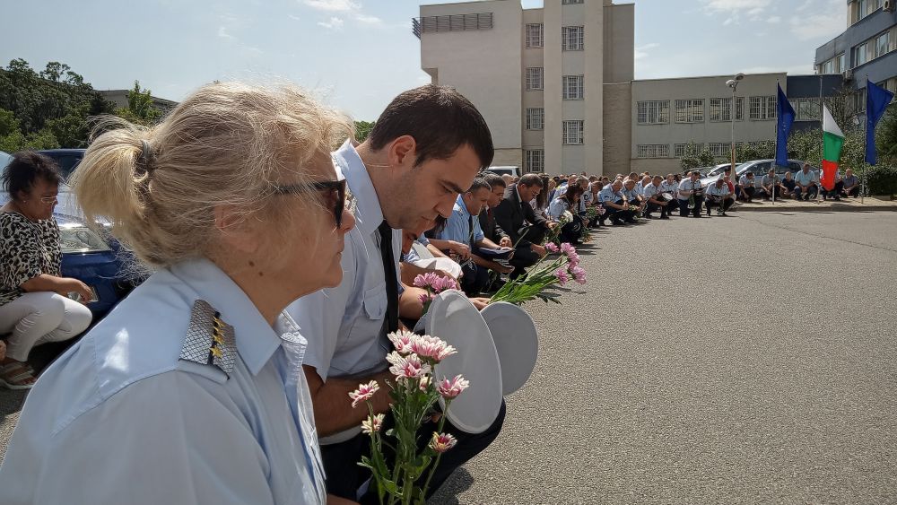 МВР отдаде почит на загиналите в Бургас полицейски служители