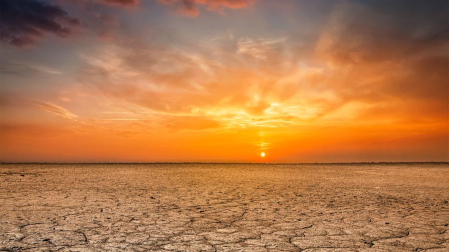 <p>Адска температура и страшен катаклизъм: Разтопени стъкла в пустинята озадачават учените</p>
