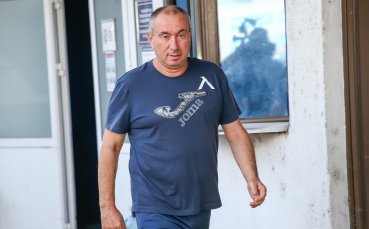 Треньорът на Левски Станимир Стоилов застава пред медиите където ще сподели