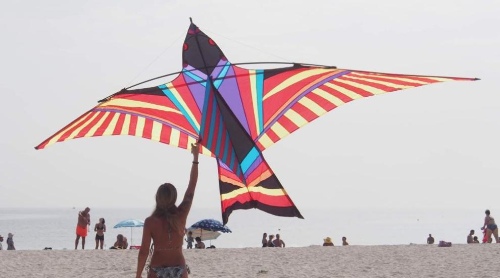 Цветна феерия от хвърчила изпъстри небето над Аспаруховия плаж (СНИМКИ)