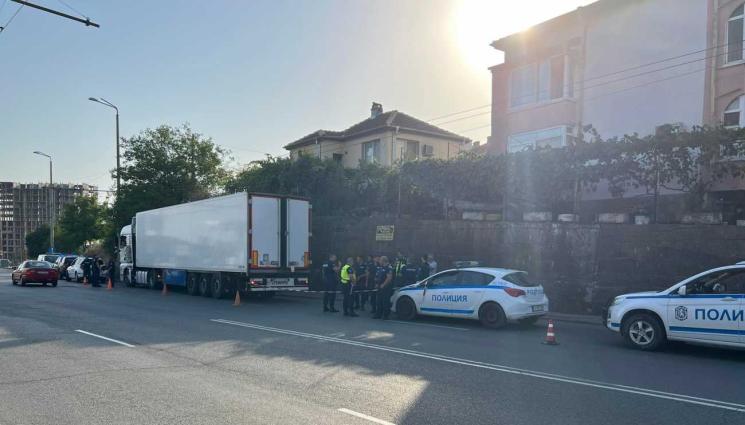 а - ДНИ СЛЕД ТРАГЕДИЯТА В БУРГАС: Заловиха нов тир, пълен с мигранти в града (СНИМКИ и ВИДЕО)