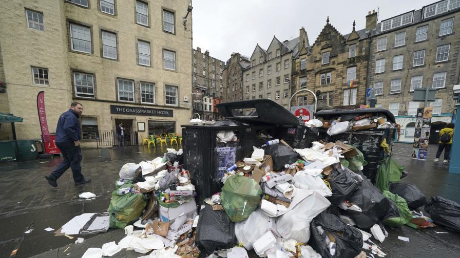 <p>Боклук се трупа по улиците на Единбург, какво се случва там</p>