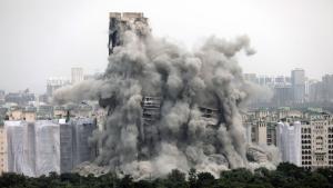 Индия разруши две високи жилищни сгради край Ню Делхи в