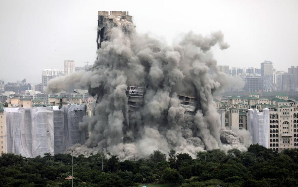 Индия разруши две високи жилищни сгради край Ню Делхи в