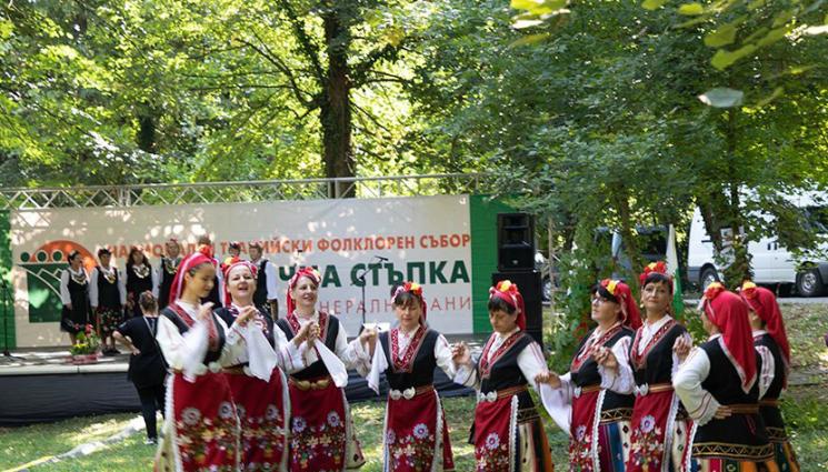 Фестивал - Омъжена за българин германка пя на тракийски събор