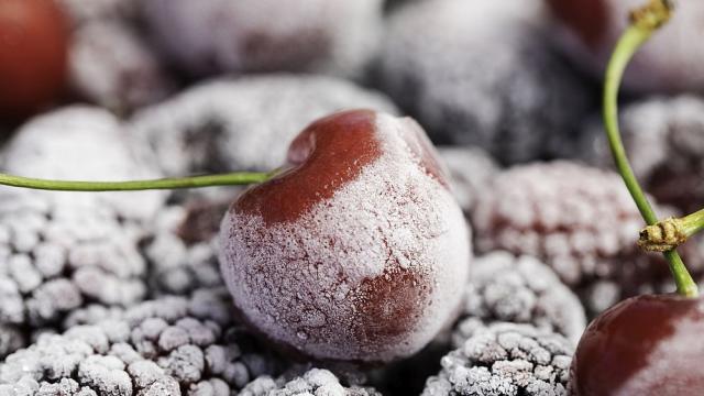 Диетолог: Замразените летни сезонни плодове запазват качествата си