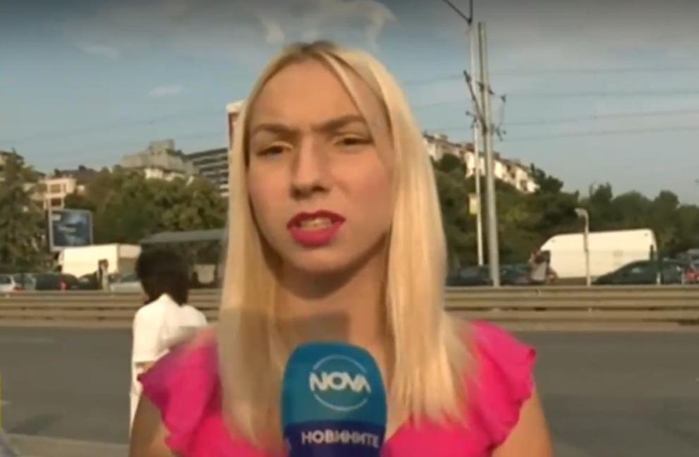 Бус е блъснал Емили, която стана известна с рисковото си