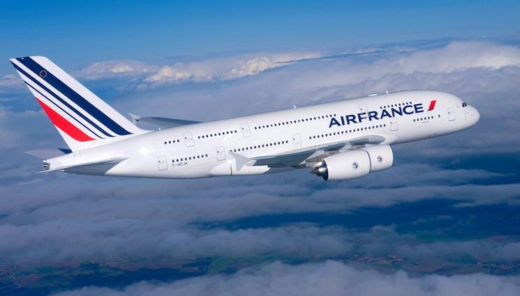 самолет - МЕЛЕ В НЕБЕТО: Двама пилоти се сдърпаха за яките