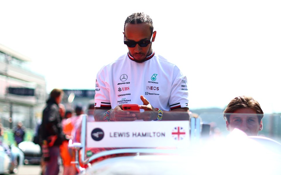 Люис Хамилтън пое отговорност за катастрофата с Фернандо Алонсо и