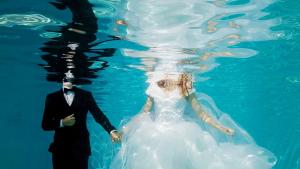 Първият в Гърция подводен граждански брак беше сключен в понеделник
