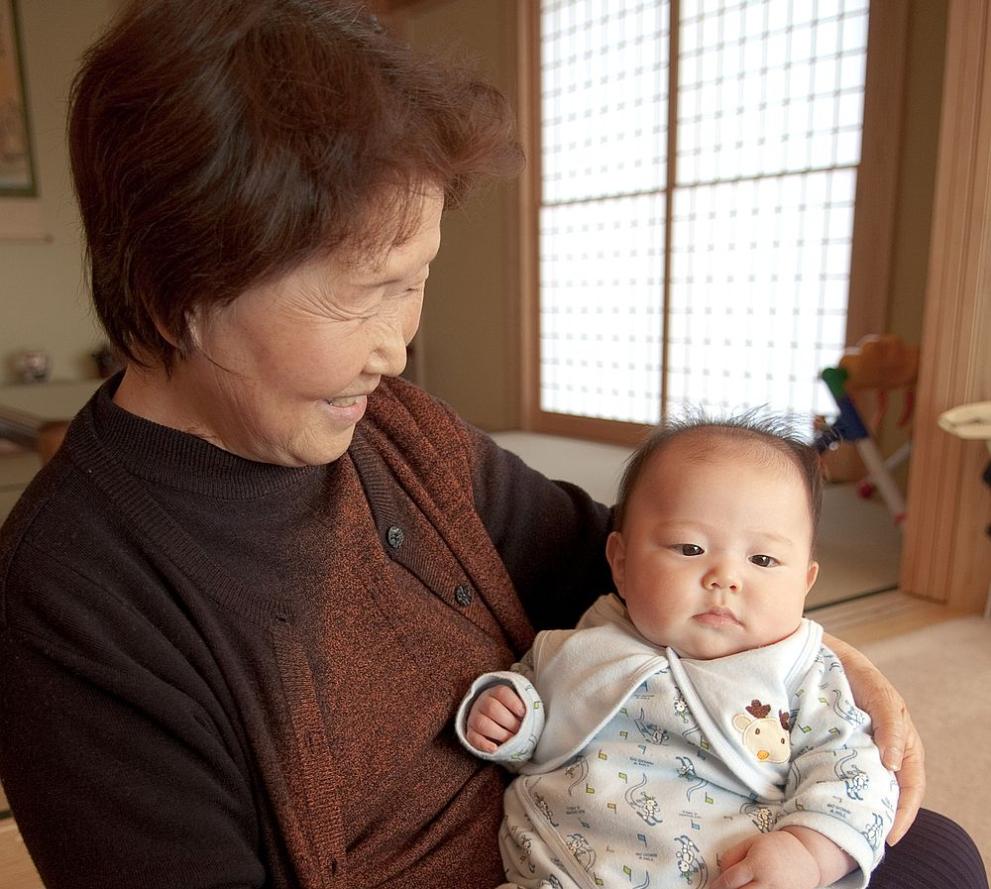 Дом за възрастни хора в Япония ангажира малки деца за