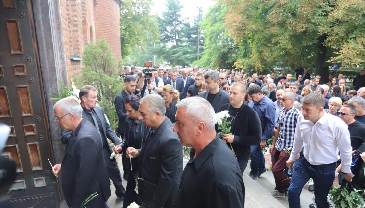 Камен Костадинов поклонение - Стотици се стекоха да кажат последно сбогом на Камен Костадинов в столичния храм 
