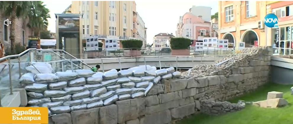 Над 400 чувала ще барикадират Римския стадион в Пловдив. На