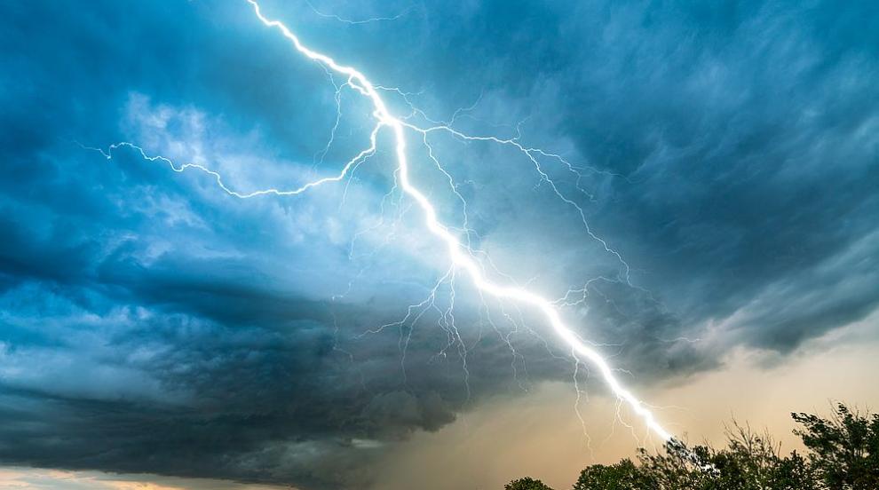 Времето в събота: Дъжд, гръмотевици и сняг в планините