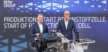 <p>Босът на BMW Оливер Ципсе (вляво) и членът на Борда на директорите Франк Вебер.</p>