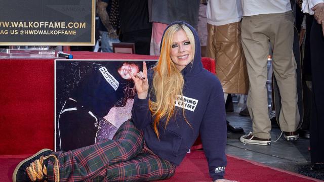 Аврил Лавин получи звезда на Алеята на славата в Холивуд (СНИМКИ)