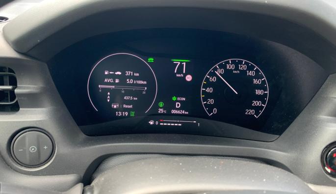  STOP&GO: Виждате какво сочи показанието за среден разход на гориво. А EV означава, че се движите сао на електрически режим.